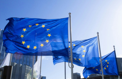 Documenti legali europei impilati su un tavolo