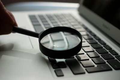Lente di ingrandimento su pagine stampate