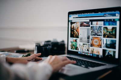 Schermo di computer portatile con pagina web generica