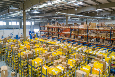 Scatole di cartone in un magazzino logistico
