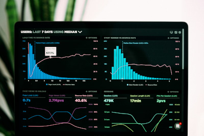 Schermo che mostra grafico a barre stilizzato